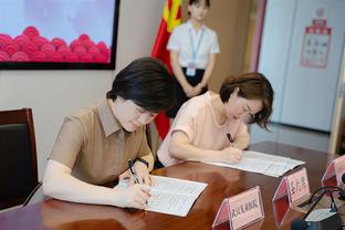 港媒：两名重病儿童实现愿望见到梅西，并获赠亲笔签名
